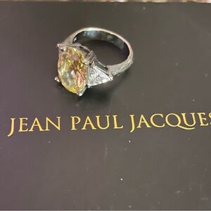 Wow!  👀. Size 7 yellow rock in sterling silver, original box.  Like new!